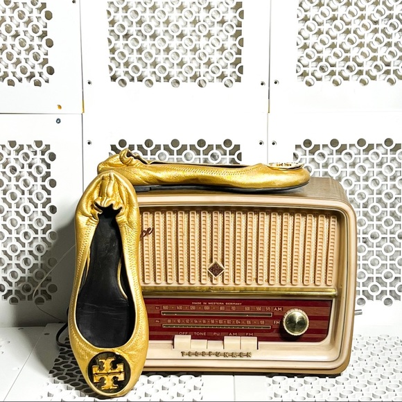 Tory Burch gold metallic flats - Picture 2 of 8